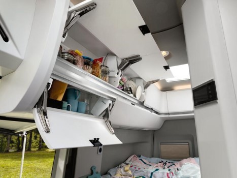 Offene Schränke/Stauraum gefüllt mit Gepäck und Equipment